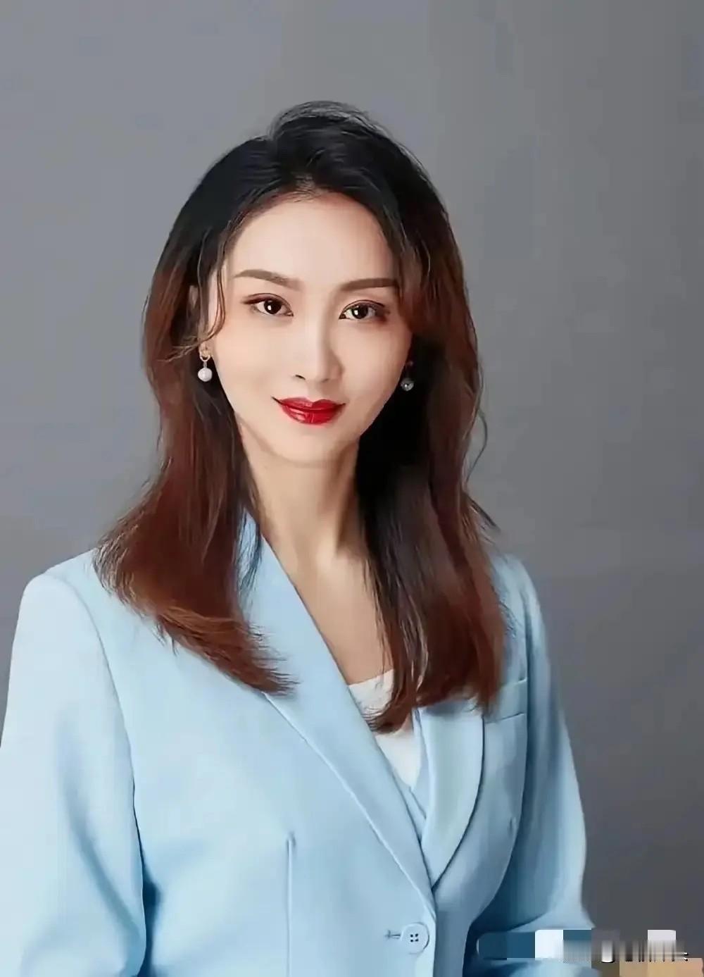 学历是敲门砖，而助理是离门最近的那块砖。这样解释是不是更容易理解？