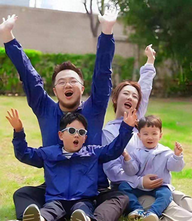《宋丹丹被英达伤透心，两个孙却全随她姓宋，全网吵翻了》