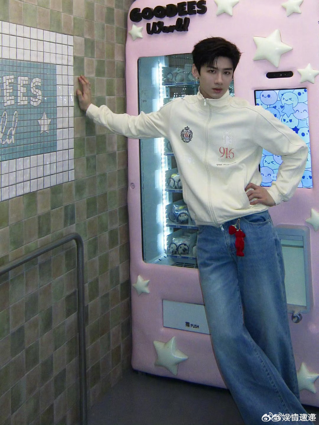 白敬亭戴绿松石耳坠白敬亭绿松石耳坠好看 