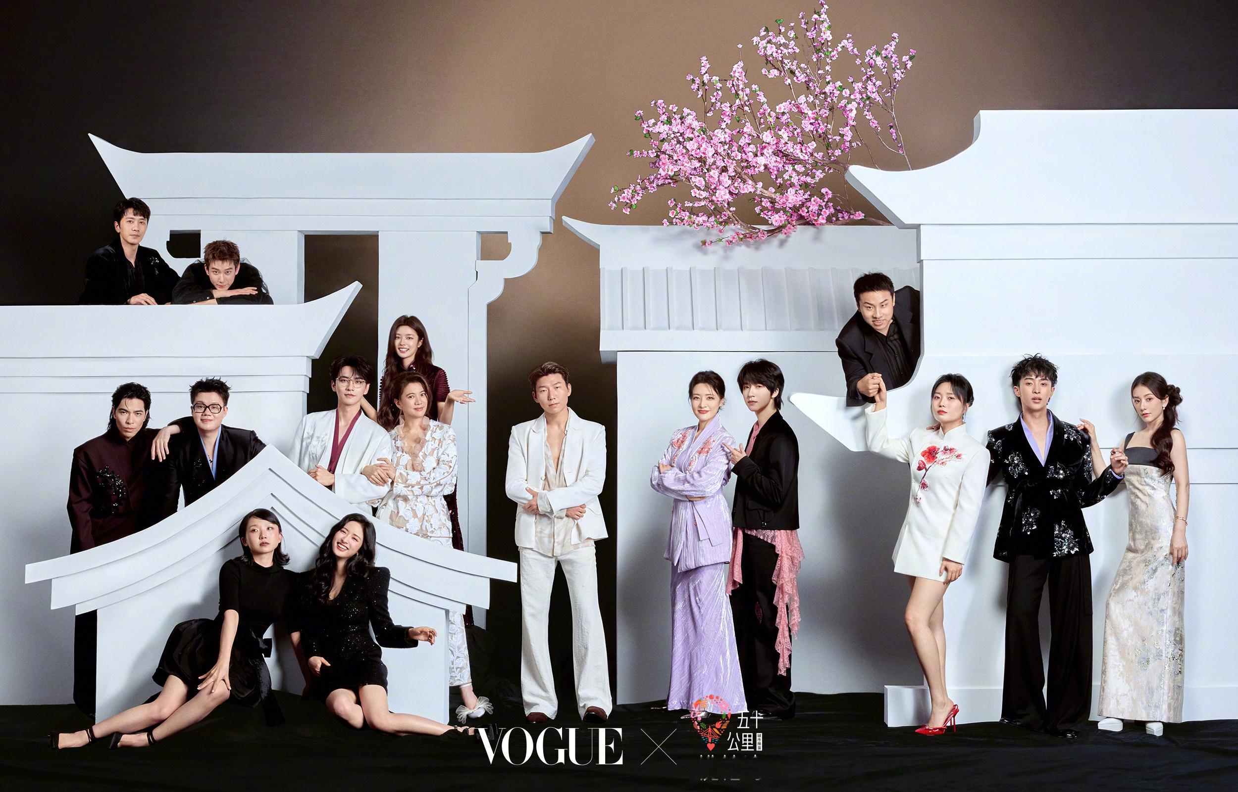 来自VOGUE独家为贺峻霖《五十公里桃花坞》拍摄的新中式大片，好帅的小贺～ 