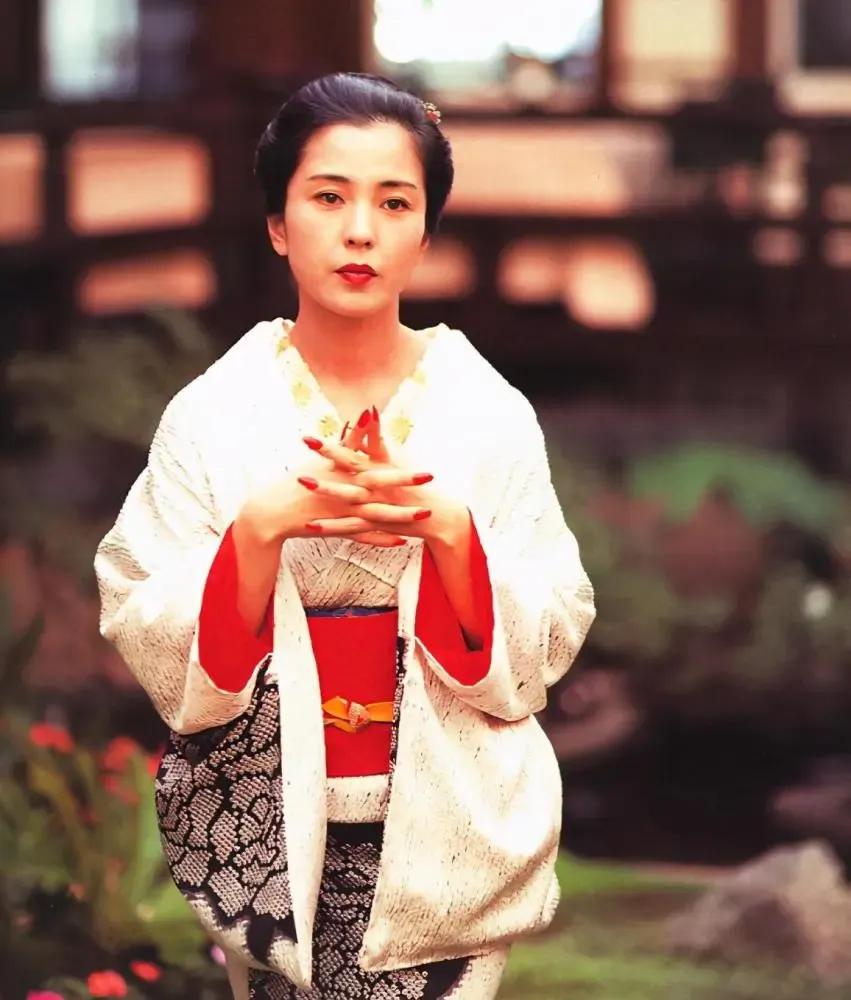 日本女演员佳那晃子病逝，终年70岁，曾被誉为“妖艳美女”!
曾出演《魔界转生》《