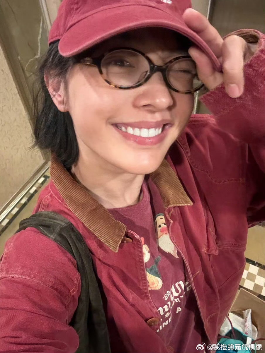 白百何素颜肤色 日常素颜的她肤色温润白皙，线条柔和，自带一种很舒服的原生美感 