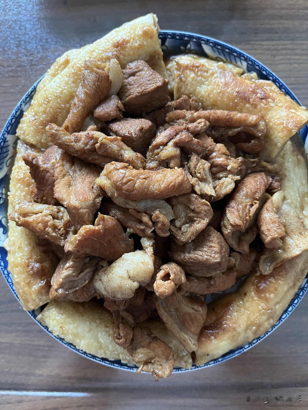 好友们晚上好！周五快乐，晚餐香香！今天的晚餐：
馕包肉
炖土豆
蒸红薯
玉米
果