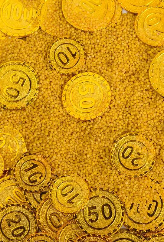 突然彩票中五千万，我不会立刻离职，还会捐点钱给教育事业。
我自己觉得，工作不仅是