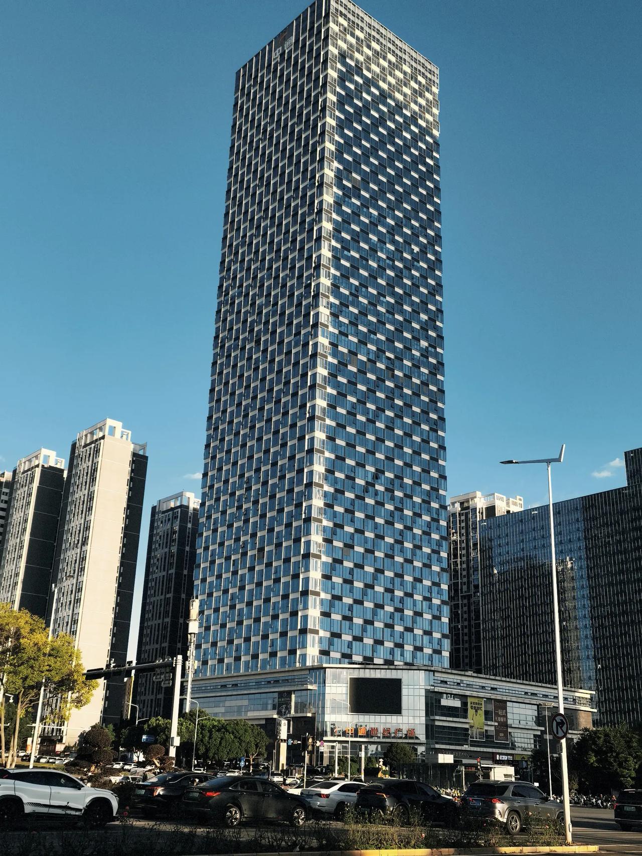 这是位于昆明呈贡新区联大街地铁站出口的中通的总部大厦，这外墙的玻璃是呈贡区乃至全