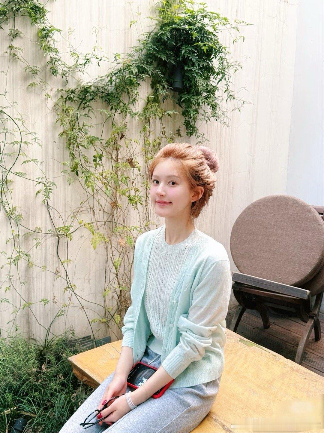赵露思发文控诉赵露思是真没招儿了其实我建议她找一个写手把这些事好好写清楚，她这篇