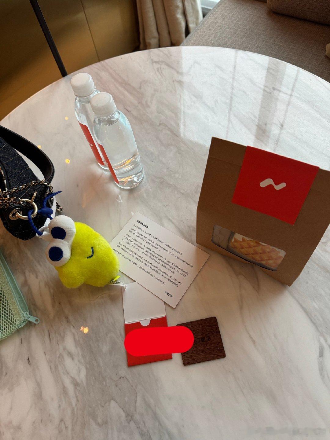 每次都很喜欢蔚来和乐道的零食还有这张定制的房卡请乐道的同学们忽略“友商派来的嘉宾