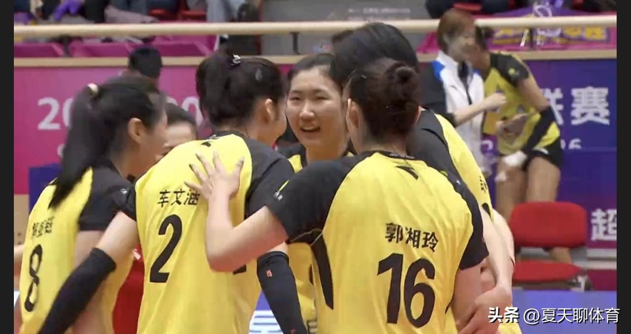 山东女排真的不惧怕天津女排的魔鬼主场啊！第一局山东女排俩小将李晨瑄和郭湘玲，真的