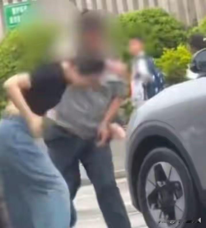 三明校门口女家长和保安当众互殴，没有一方是无辜的。女家长不该随意停车，保安还手明