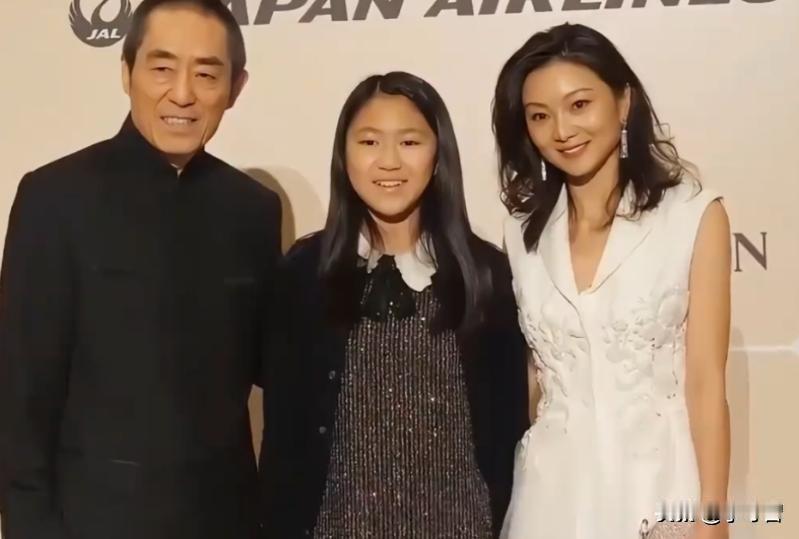 不过这种近乎报复的曝光，让张艺谋人设遭遇了一些质疑，付出了一些代价，但这对比张艺