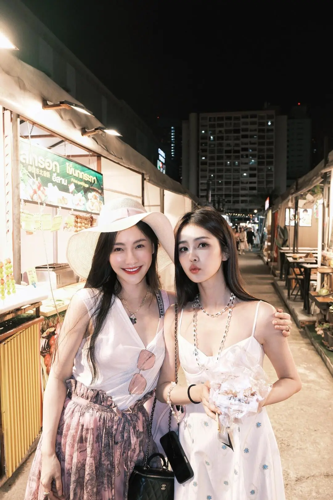 于正分享白鹿泰国行私服，两人罕见同框。