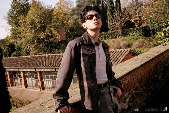 胡先煦用舌头弹了一斤的棉花胡先煦是越来越让人稀罕了，别人玩游戏输了罚表演，胡先煦