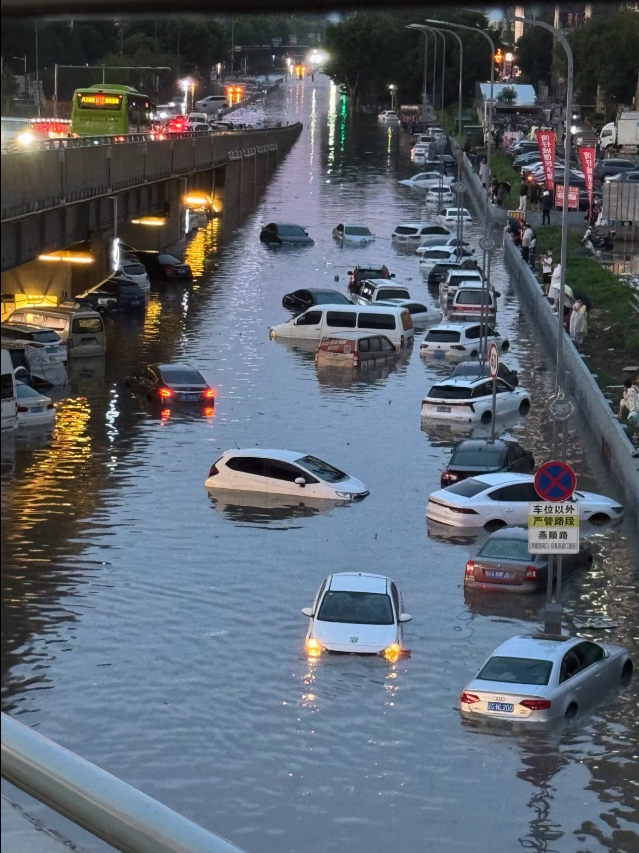 北京大雨 北京的隔壁！燕郊！燕尼斯水城 每年下雨都这样如果北京非常严重的话 那燕