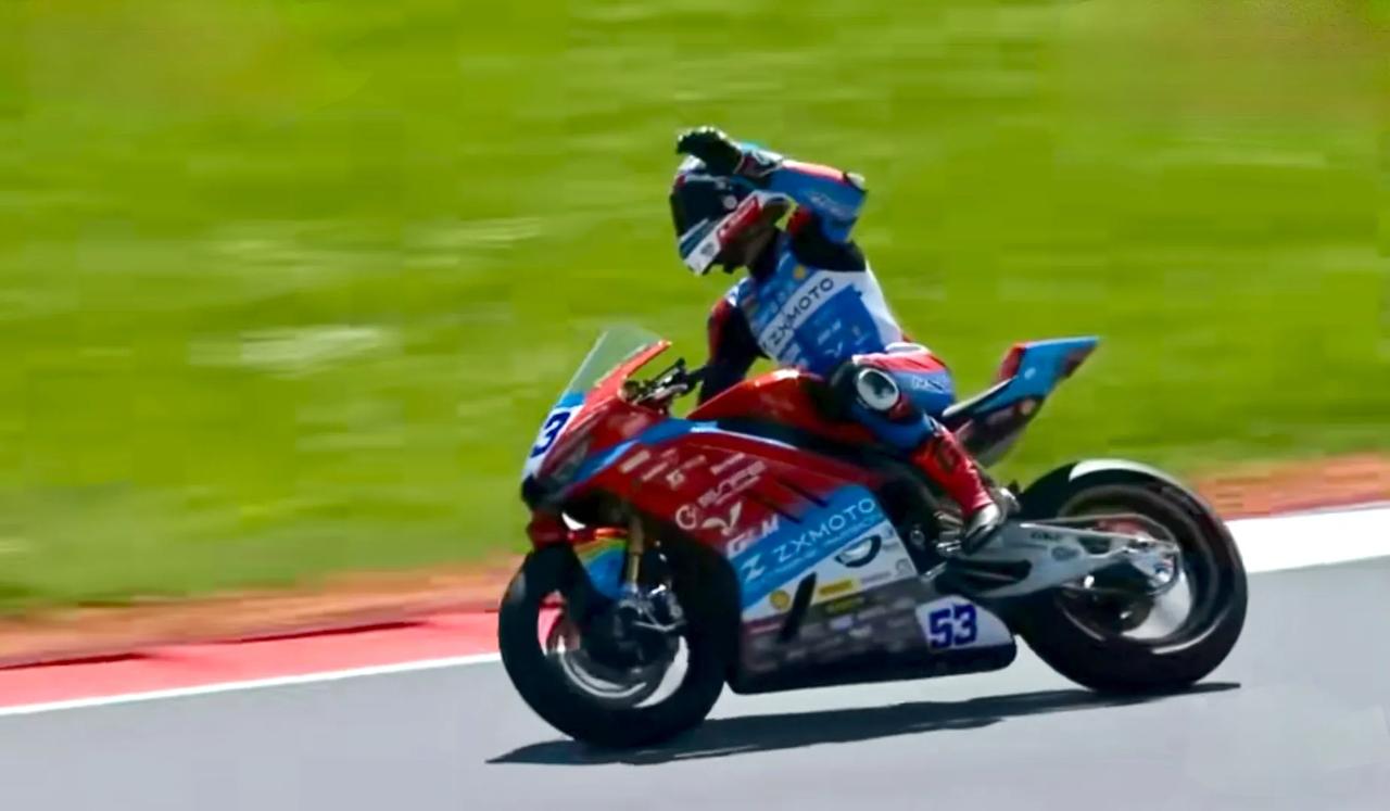 先获第三，又拿第二，张雪机车继续一路狂飙。
2026 WSBK荷兰站赛场，中国张