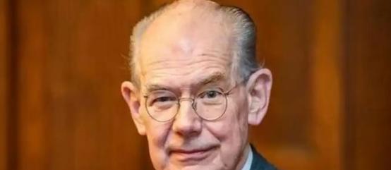美国为什么死咬中国不放？一位美国专家曾有一观点，因为中国犯了个“不可饶恕”的错误