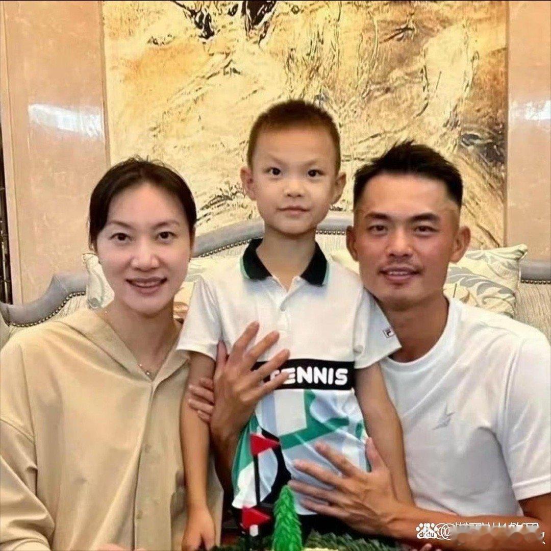 林丹和谢杏芳的全家福。儿子挺帅，眉眼间有爸爸妈妈的影子。林丹和谢杏芳不离不弃，恩