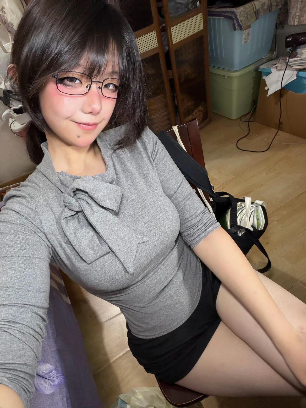 你老跟我较什么劲呐日系眼镜女