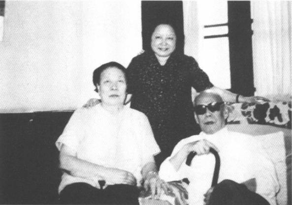 20世纪80年代，周谷城偕夫人与其在湖南第一师范任教时的学生陈云涛的女儿、时任中