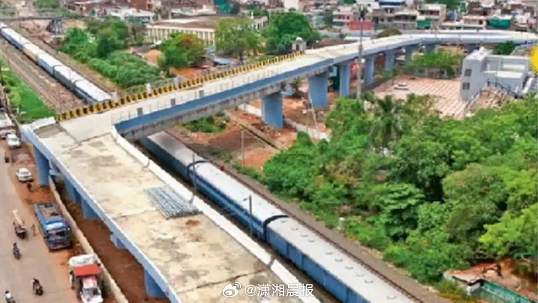 【#印度官员称死亡直角高架桥符合标准##印度铁路桥拟建两处死亡折角引抗议#】日前