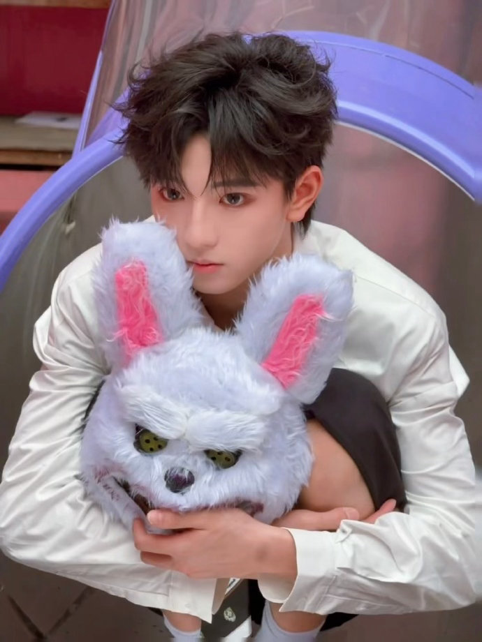 穆祉丞想卸妆录综艺周五晚高疯 别人录综艺绞尽脑汁想造型，穆祉丞绞尽脑汁想卸妆。帅