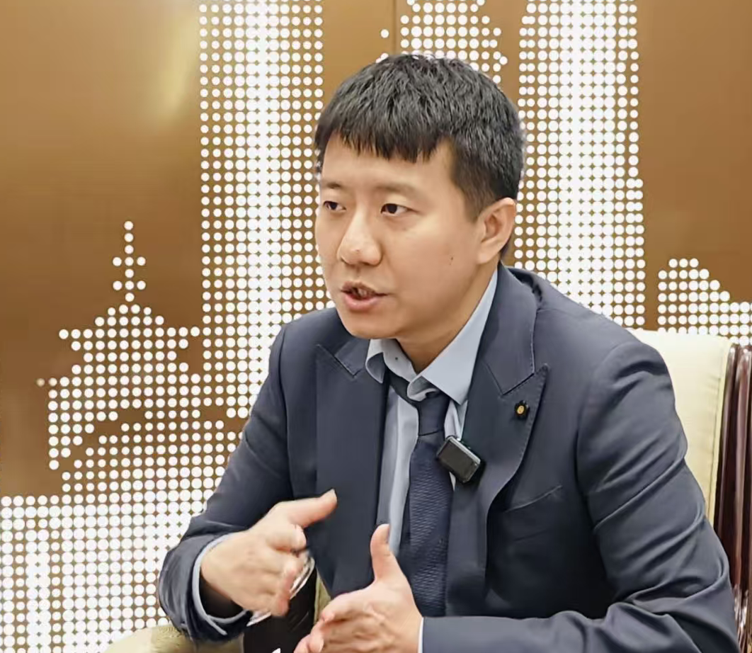 对话菲尔兹得主邓煜：天赋和努力都重要，不做数学的话想写科幻小说