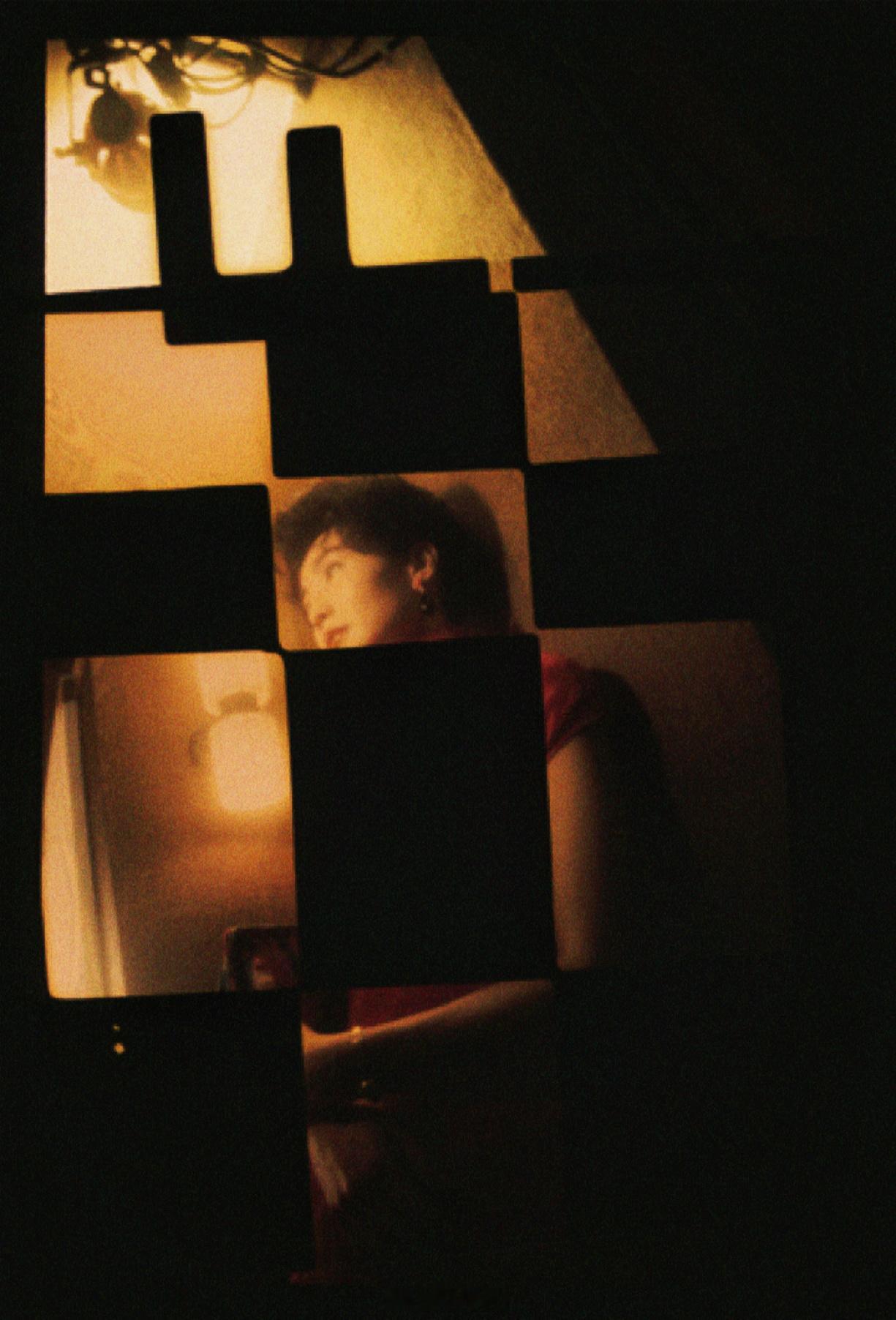 张曼玉搭乘花絮去幕后 柔黄灯火下的红旗袍——杜可风镜头里📸【花样年华】片场的张