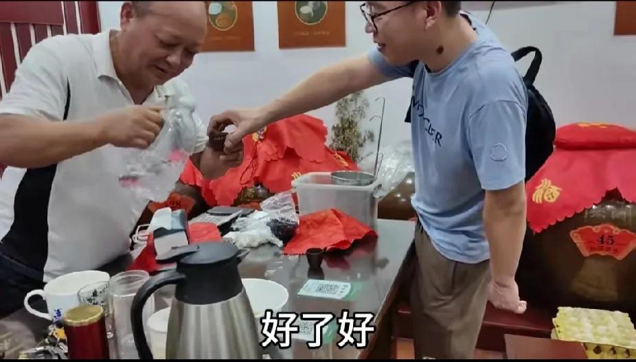 大连长建“南阳行”结束了，买了一斤“赊店老酒”带给老爷子品尝。

说起南阳特产，