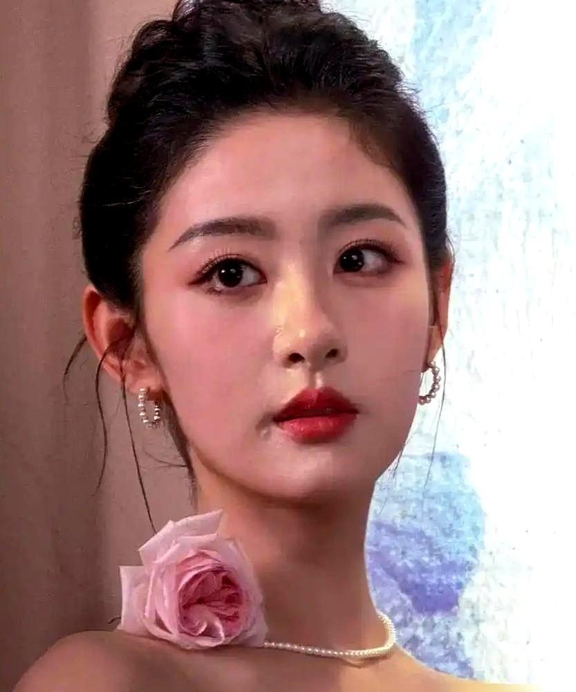 于正当初说她有“绝世容颜”，现在怎么样了？

从汉服圈顶流“全麦小核桃”，到演员
