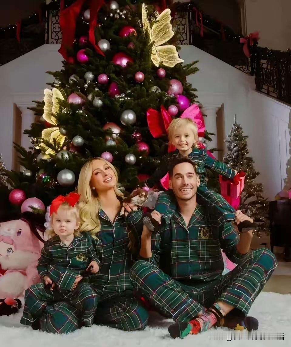 当了妈妈以后的帕丽斯希尔顿，安稳多了！

在刚刚过去的圣诞节，帕丽斯希尔顿分享了