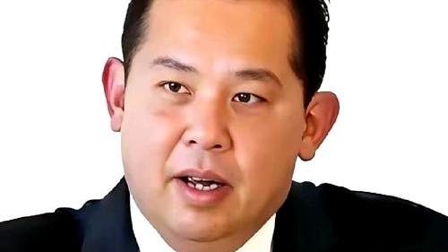 马科斯和表弟罗穆亚尔德斯的关系，从来不是传统意义上“同进同退”的家族核心势力绑定