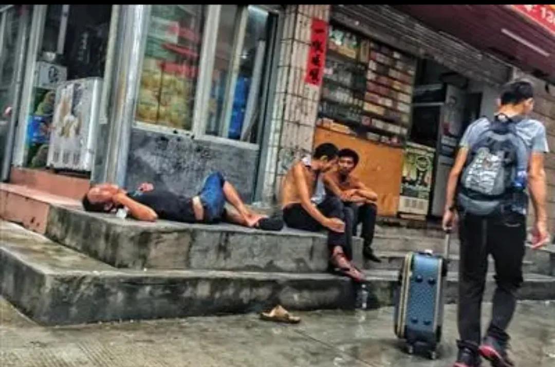 年轻的时候去大城市，看一看，学一学，到了一定年龄，一定要离开。
大家赞同这句话吗