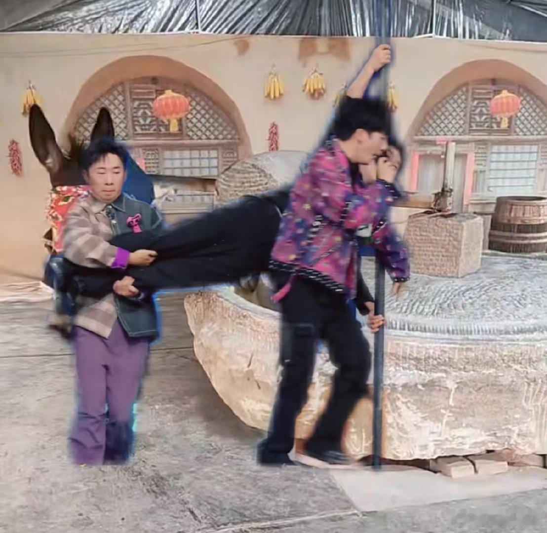 蒋敦豪跳钢管舞像驴拉磨 蒋敦豪钢管舞名场面诞生，被杨迪带着转圈像极了驴拉磨，大张
