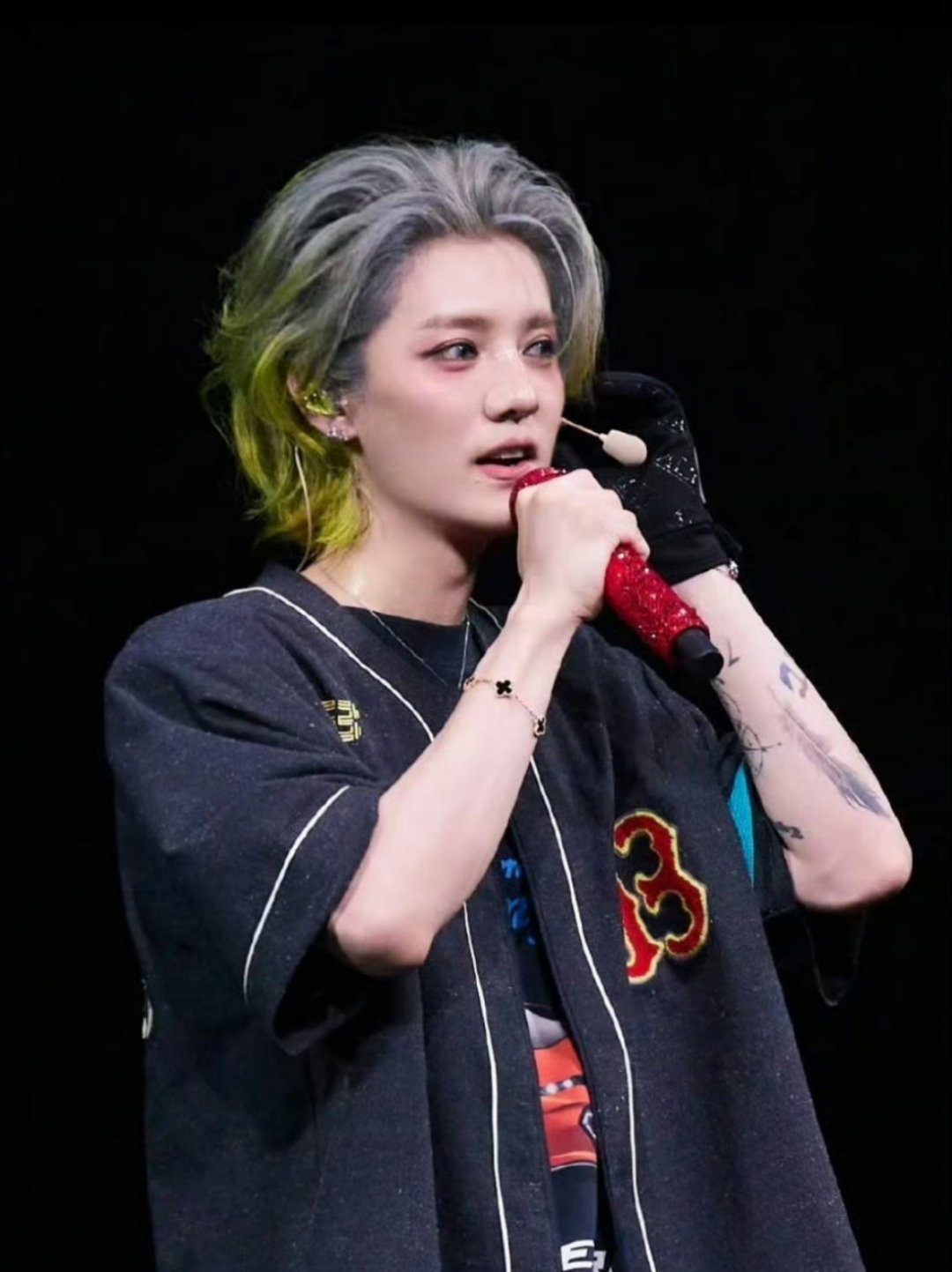关晓彤白玉兰大屏用了鹿晗发的照片 该说不说 这照片好有气质！ ​​​