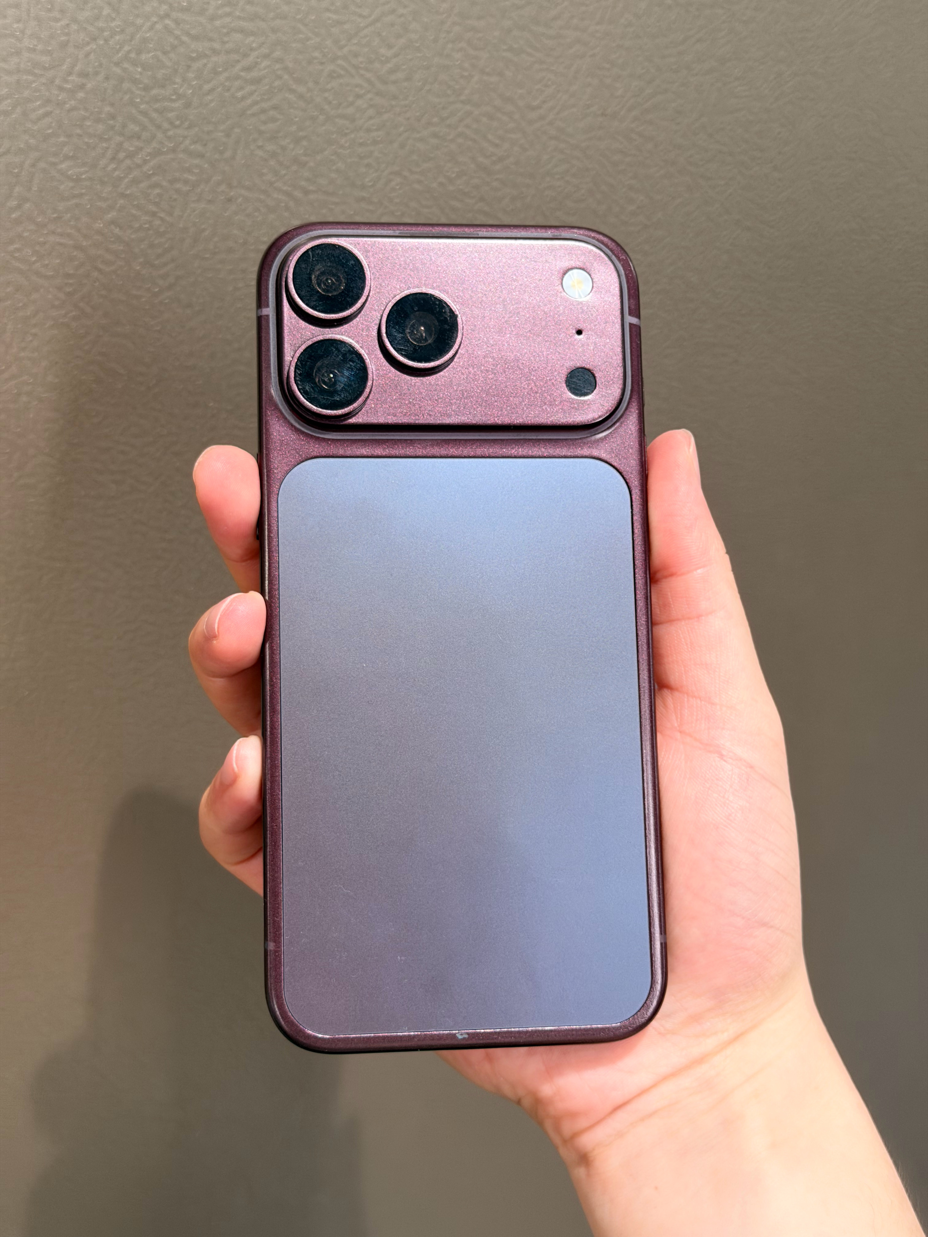 iPhone 18 Pro Max红色机模上手