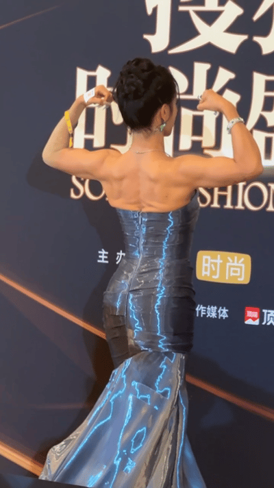 谁家女明星走红毯秀背阔肌啊江映蓉这状态我直接喊救命！红毯秀背阔肌秒杀全场，健康美
