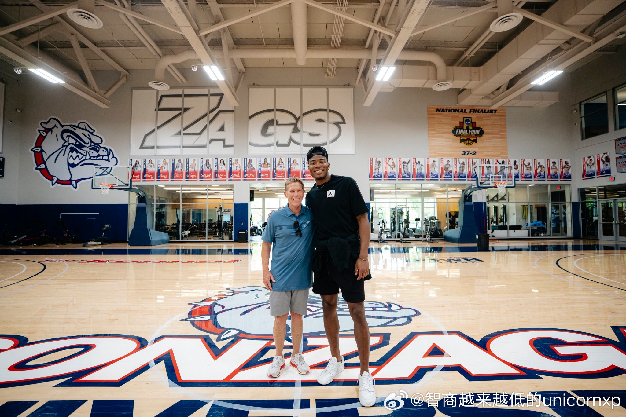 八村塁重返冈扎加校园，与恩师Mark Few交谈八村塁ncaa男篮NBA[超话]