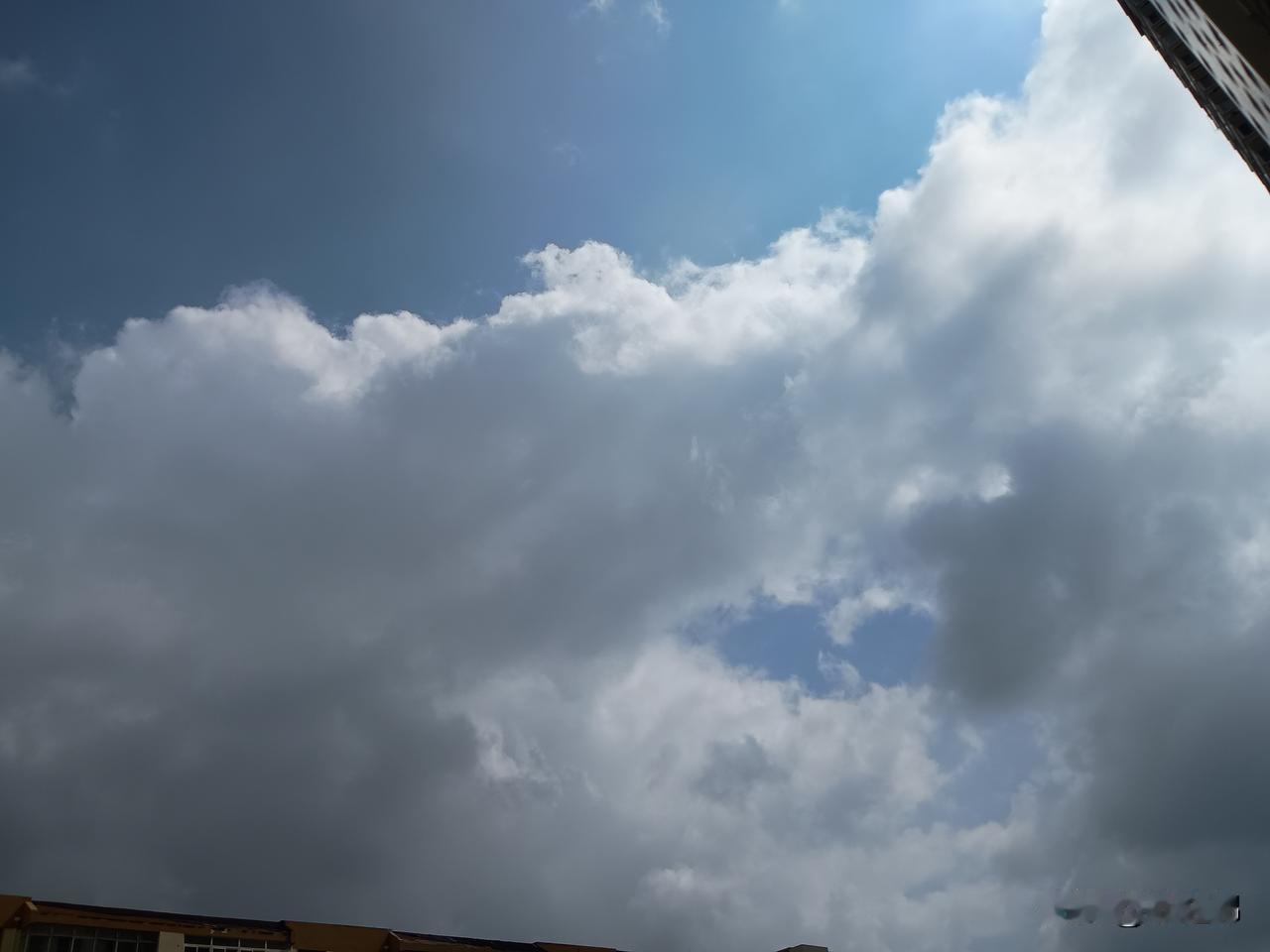 今日出伏——
天空变幻莫测，已然纠结而苍茫！秋意深沉，风云变幻！