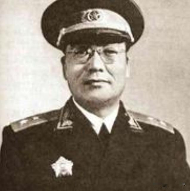 1955年的授衔仪式后，琼崖三队长之一马白山找到老上级冯白驹，惊诧地发现一位曾多