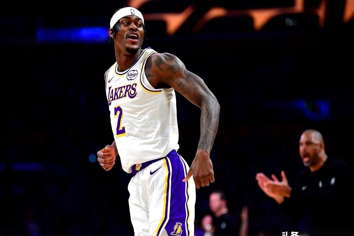 湖人防守悍将范德比尔特，终于等来了赛季第一次首发。
教练雷迪克给了他机会，场边的