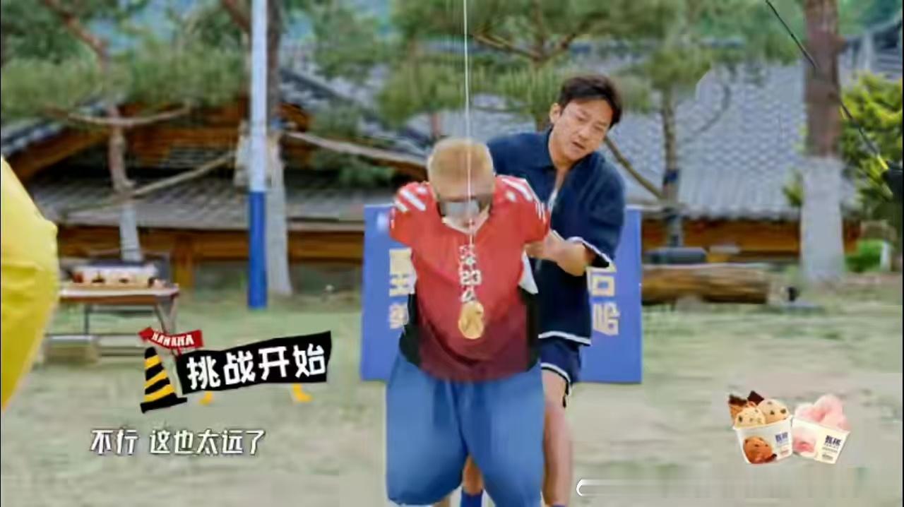 鹿晗身高不够鹿晗问身高不够咋办 游戏输了鹿晗才恍然大悟，不是邓超演，是身高不够。