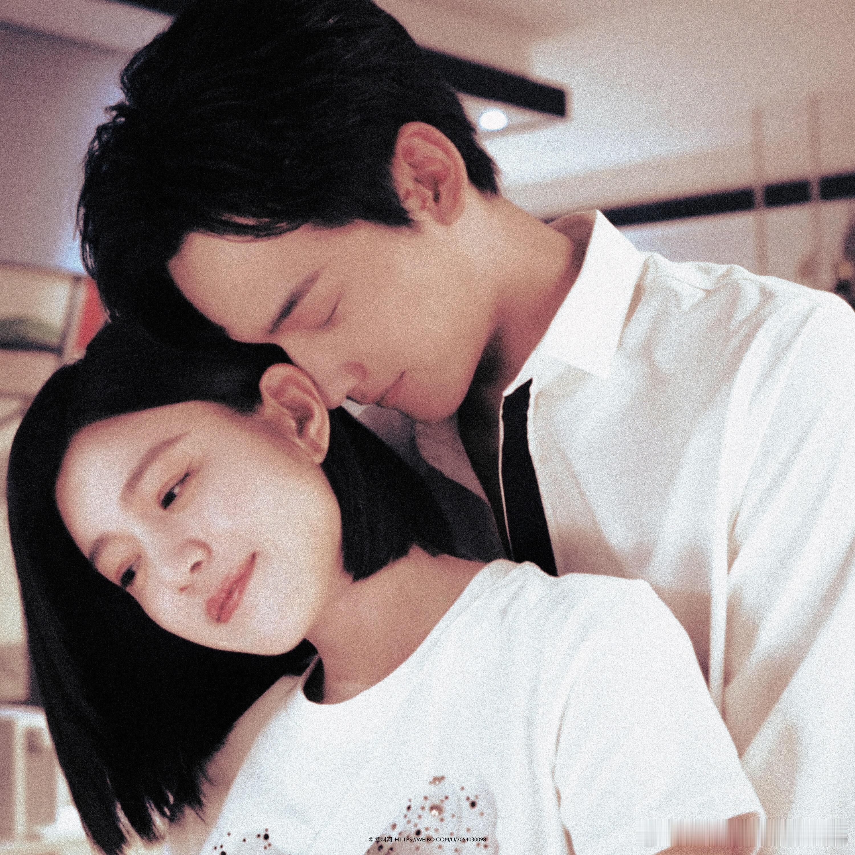 陈妍希周柯宇剧里追到剧外 疯狂支持二搭！妙不柯妍的糖从剧里甜到剧外  微博之夜红