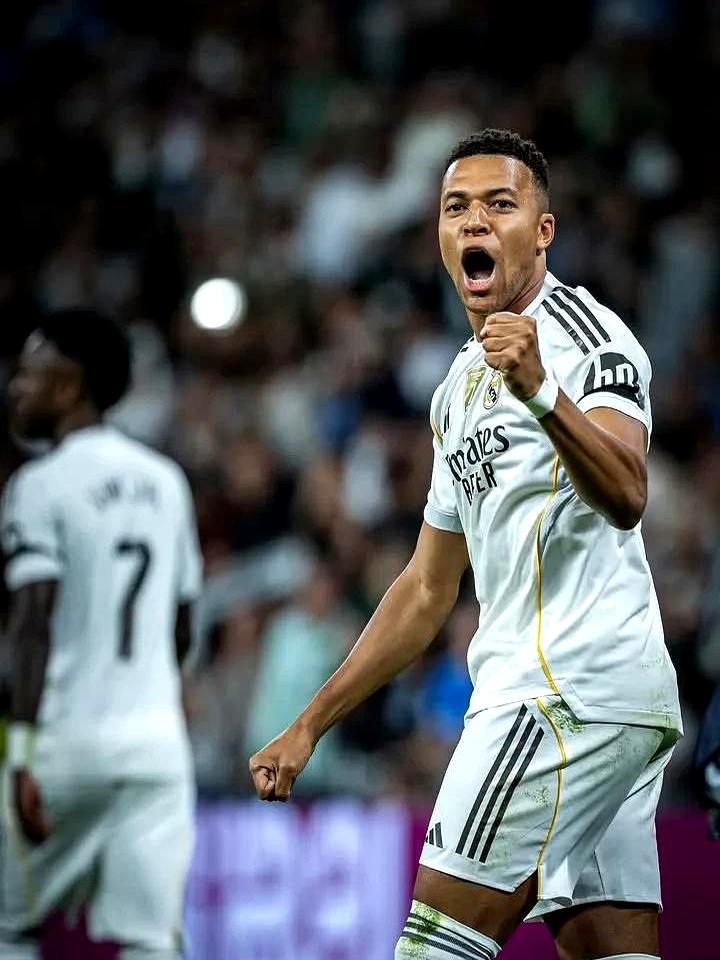 C罗在皇马供了十几年的“神位”，这次恐怕真要被姆巴佩给摇晃了！
 

就差3个球