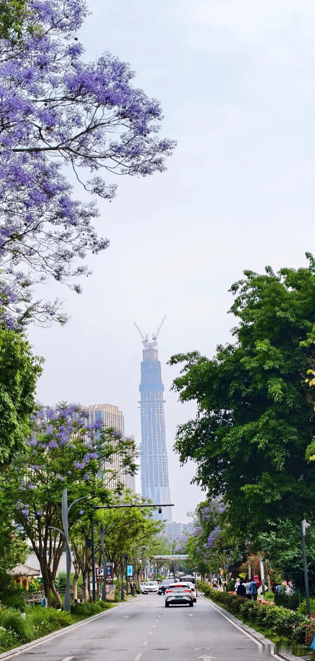 成都东边这座高楼设计得好奇怪，还带有两只尖尖的耳朵。这两只耳朵是用来干啥呢？为了