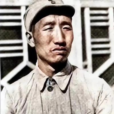 长征时，徐向前养了一只猴子，每当徐向前骑马跨枪，跃马狂奔时，那只猴子也蹲在马背上