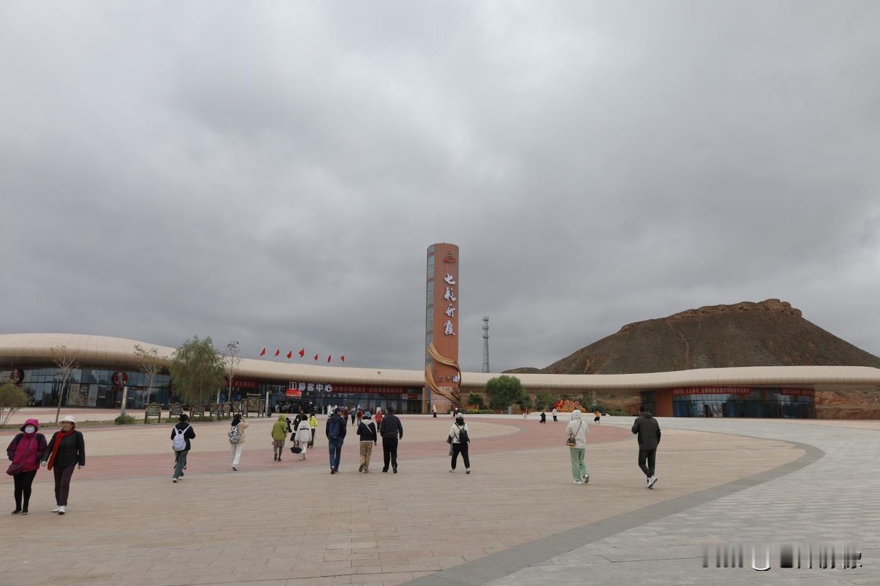 兰州的丹霞和张掖的丹霞哪个更漂亮我觉得张掖的丹霞更漂亮，我们去的时候虽然是阴天，