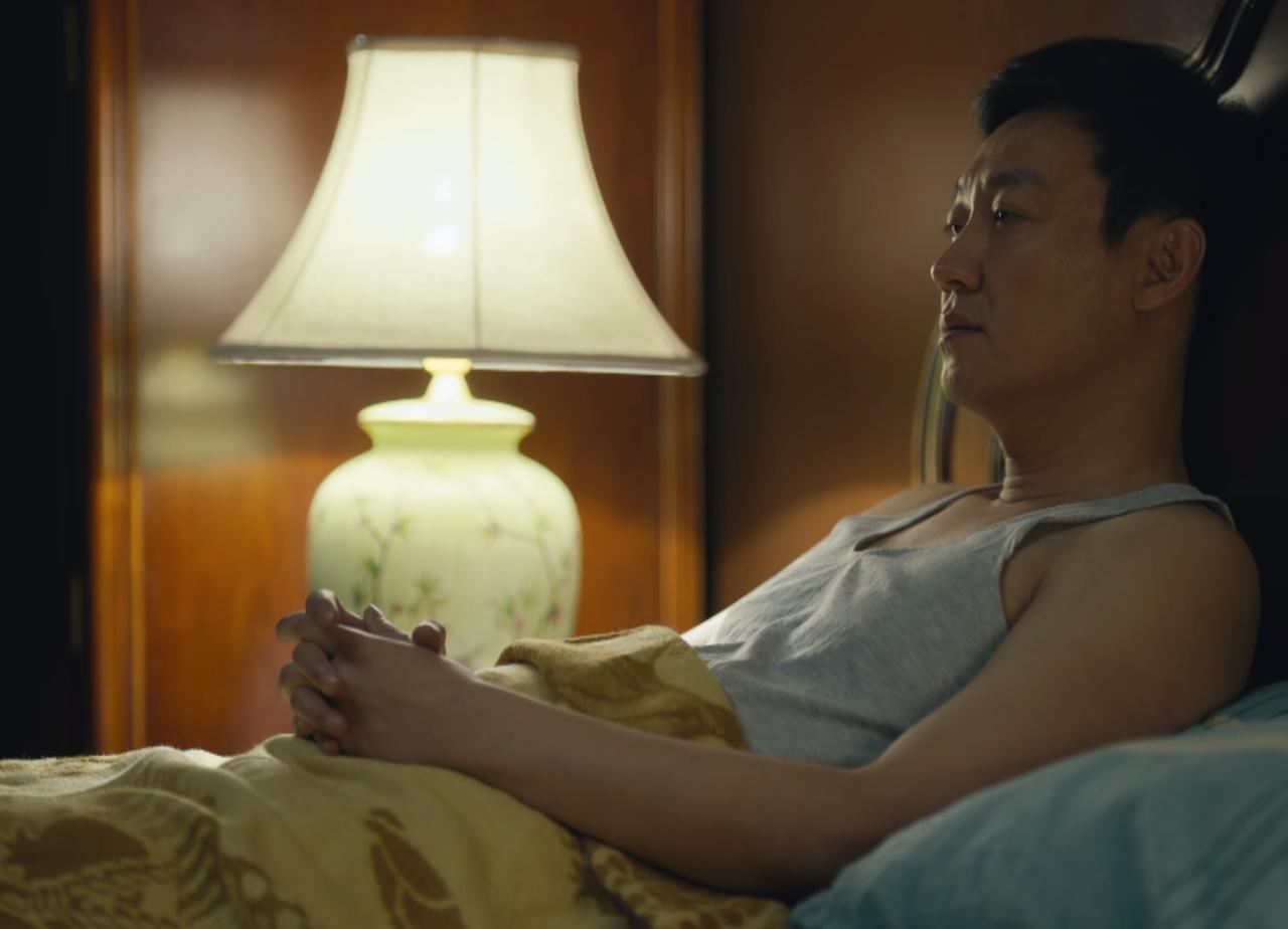 周秉义在临终前，拉着妻子的手说：“我死后，就把我的骨灰放在爸妈墓穴，如果有人议论