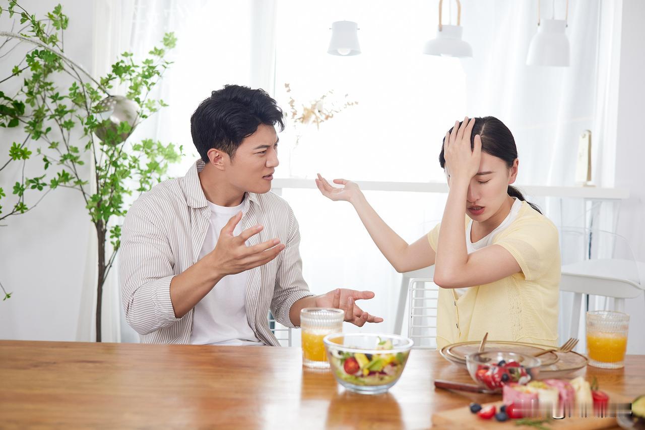 婚姻里最伤人的，从来不是出轨，是他的“选择性热情”
 
很多人觉得，婚姻里最脏的