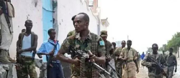 1991年，索马里恐怖分子头目带大批恐怖分子闯入中国援助医疗队驻地。准备血洗中国