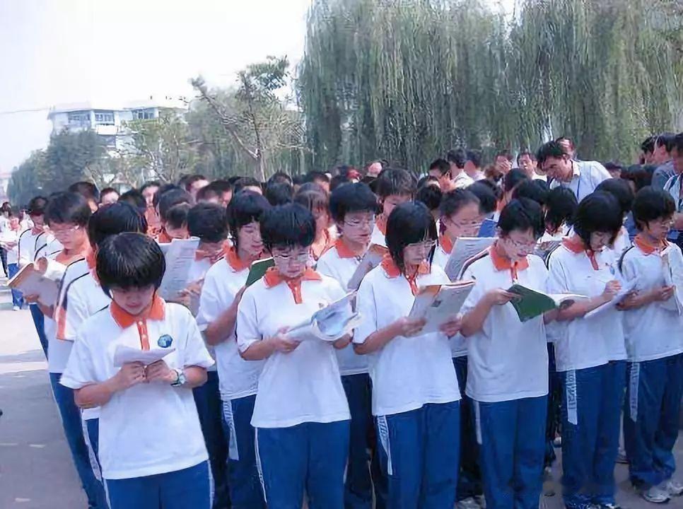 一线班主任||班级管理10个核心理念
 
1. 班主任应“带”班而非“管”班，以