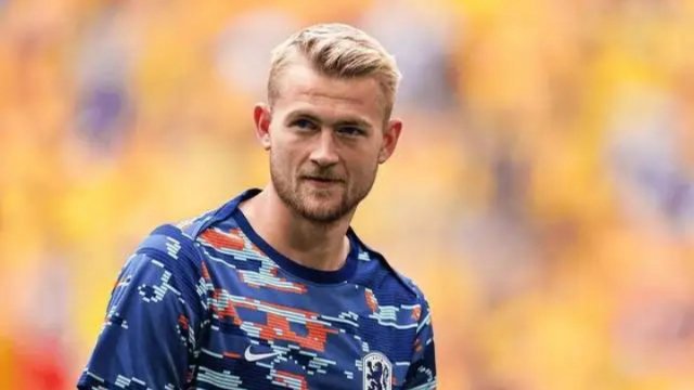 24岁的德里赫特曾经是阿贾克斯队史最年轻队长，率队杀进了2018/19赛季的欧冠